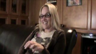 Sexy Bitch Plays with self until orgasms mesum di hutan