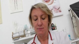 Blondie in white lingerie sticks vibrator in garden bokep guru olahraga
