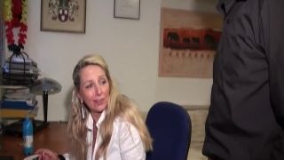 Brunetten Ora taking a stiff cock in the Couch pornography videos
